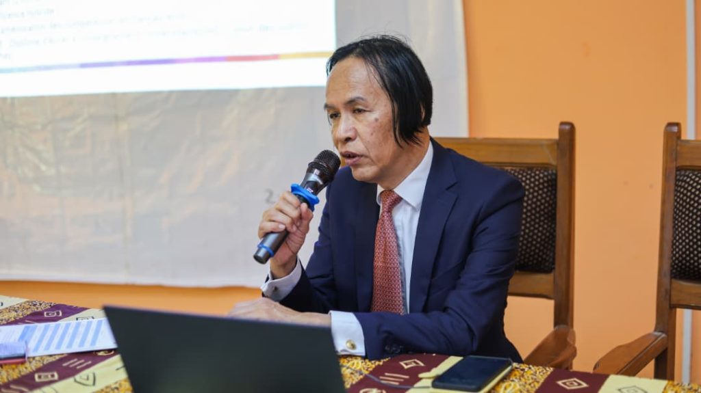 Jacques Dang qui présente L'Université Numérique